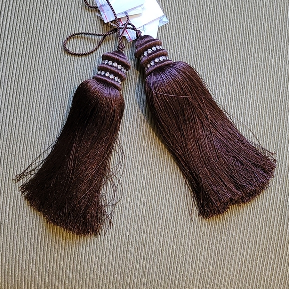 Elegant DecorativeTassels in Brown - Picture 2 of 2